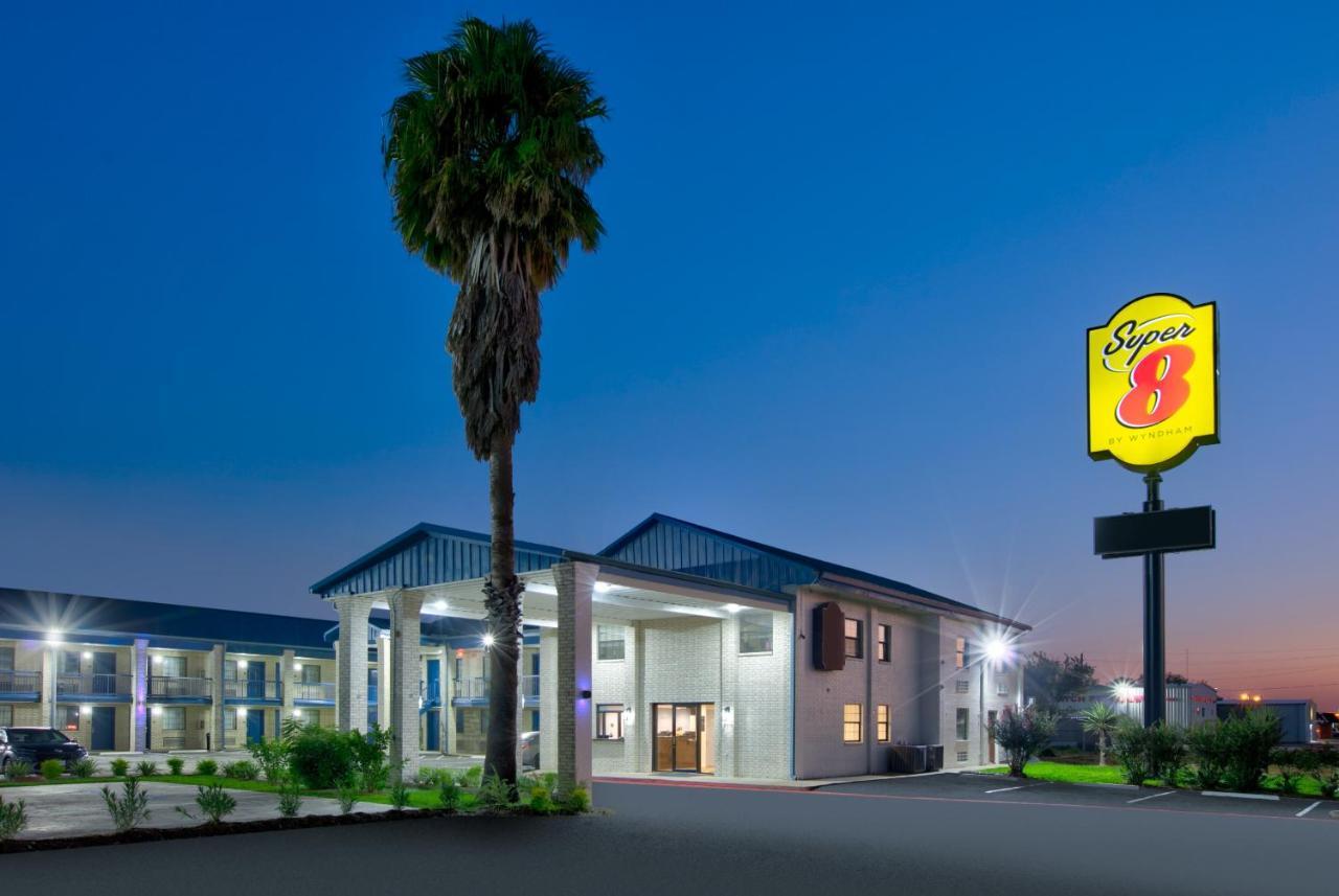 Super 8 By Wyndham Victoria - South - Hwy 59 Hotel ภายนอก รูปภาพ