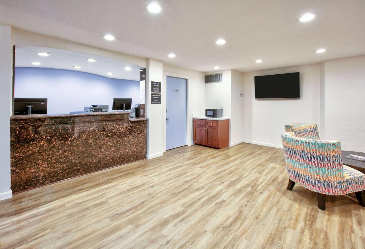 Super 8 By Wyndham Victoria - South - Hwy 59 Hotel ภายนอก รูปภาพ