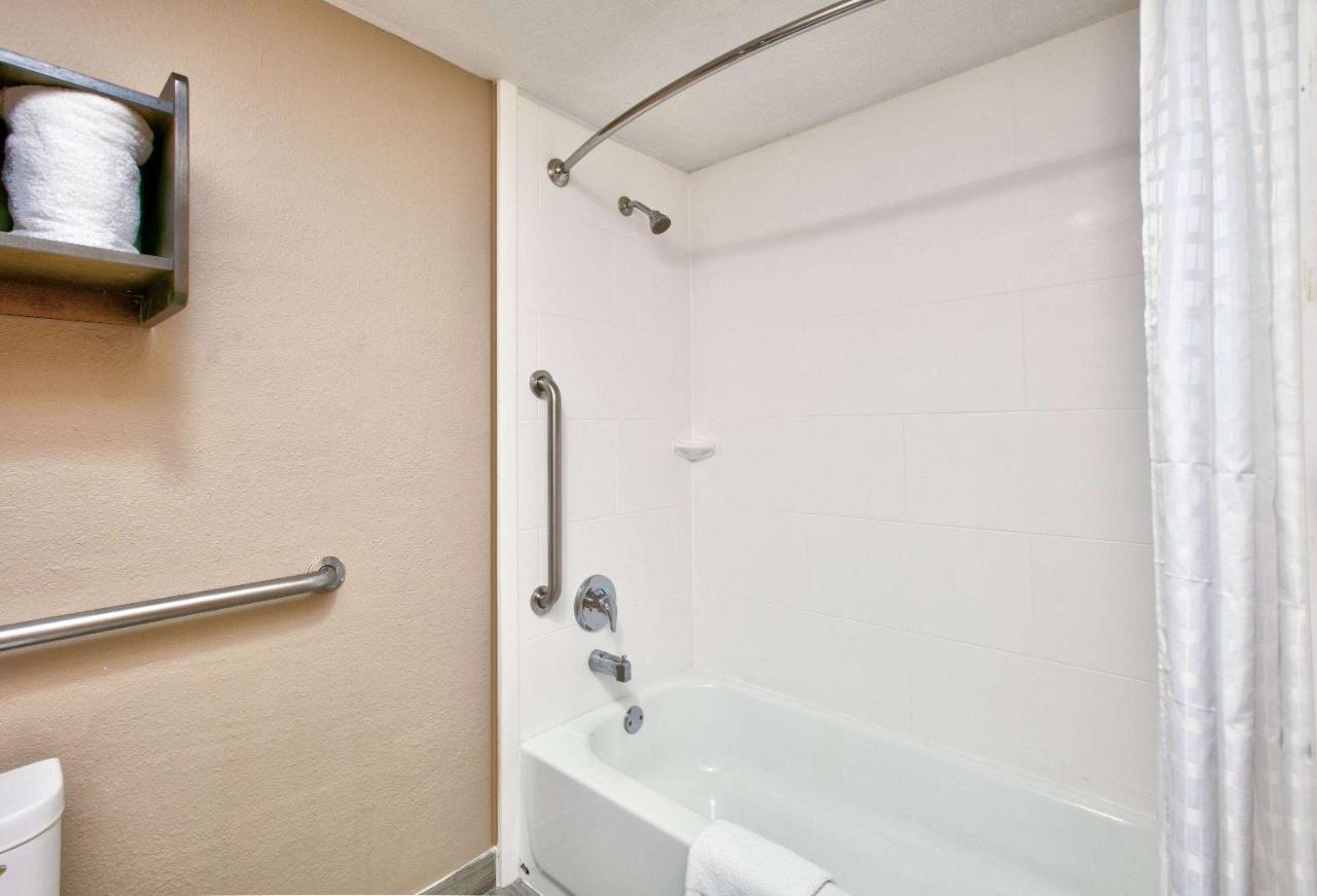 Super 8 By Wyndham Victoria - South - Hwy 59 Hotel ภายนอก รูปภาพ