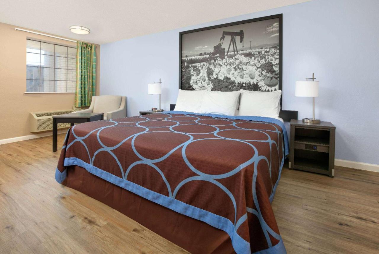 Super 8 By Wyndham Victoria - South - Hwy 59 Hotel ภายนอก รูปภาพ