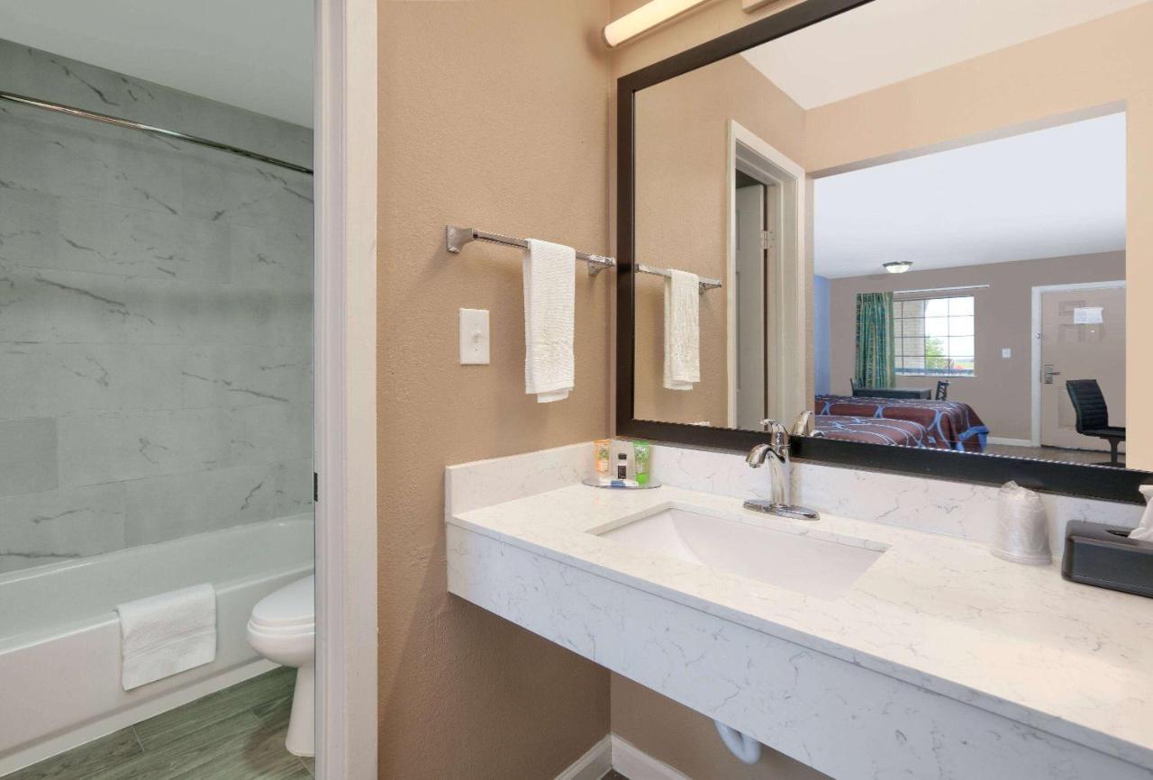 Super 8 By Wyndham Victoria - South - Hwy 59 Hotel ภายนอก รูปภาพ