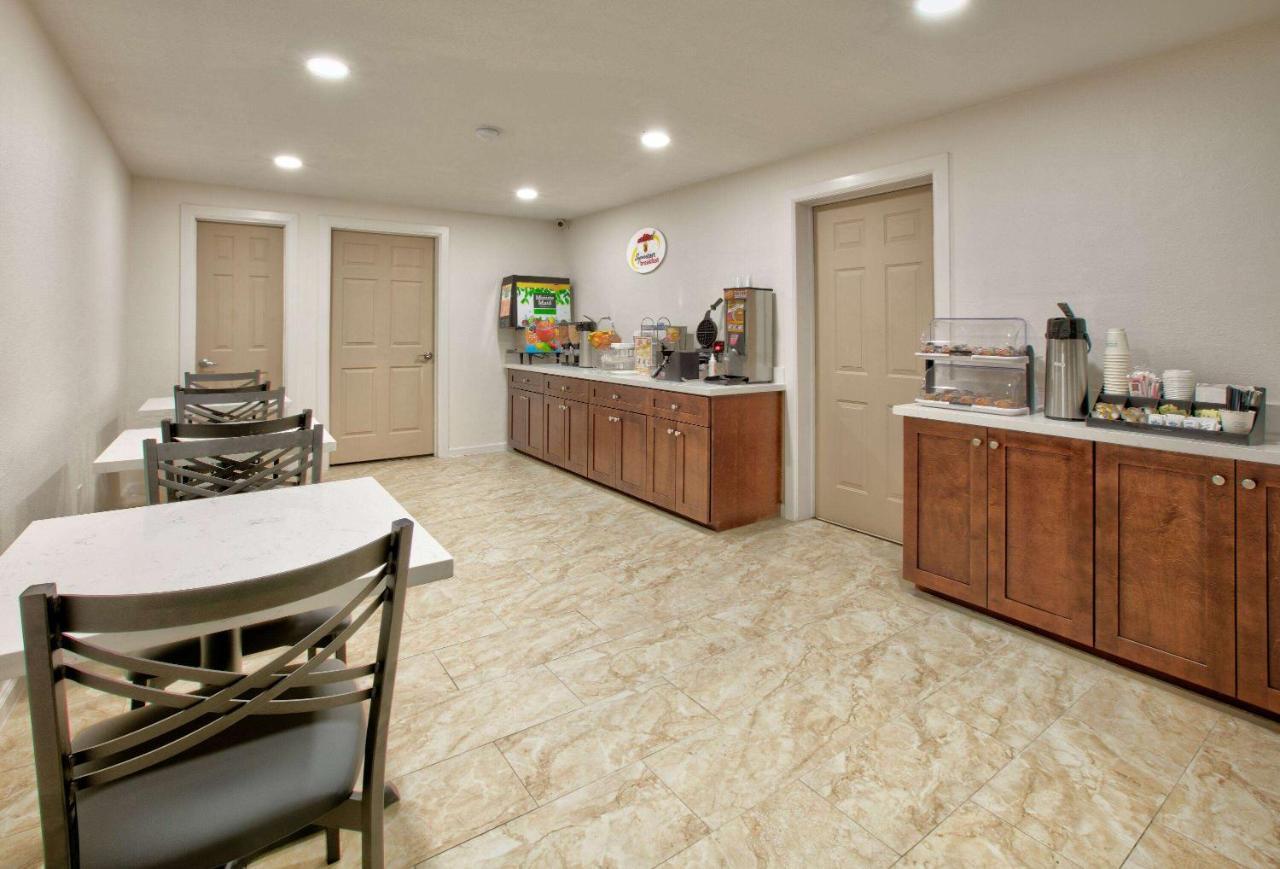 Super 8 By Wyndham Victoria - South - Hwy 59 Hotel ภายนอก รูปภาพ